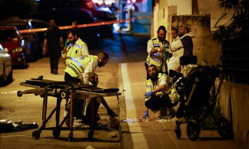 Members of the Zaka organization work at the scene of a shooting attack in Bnei Brak, March 29, 2022. Photo by Olivier Fitoussi/Flash90 *** Local Caption *** בני ברק
פיגוע
משטרה
כוחות הצלה
מדא
זקא
גופה
הרוגים
פצועים
טרור
מחבלים